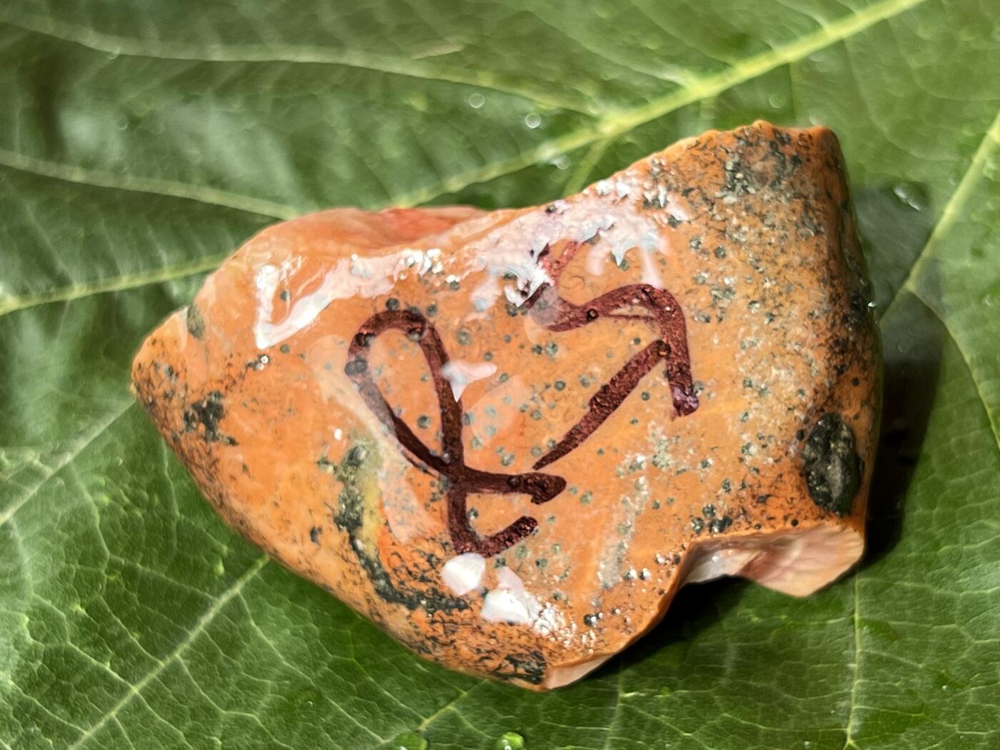 零元拍：南红玛瑙手把石，约58克，包浆缠丝纹，纯天然，独一无二的（天然原石不可避免有瑕疵，裂纹，介意勿拍）因为拍照环境以及光线的变化，颜色以实物为准。成品很美丽，原石亦魅力无穷。