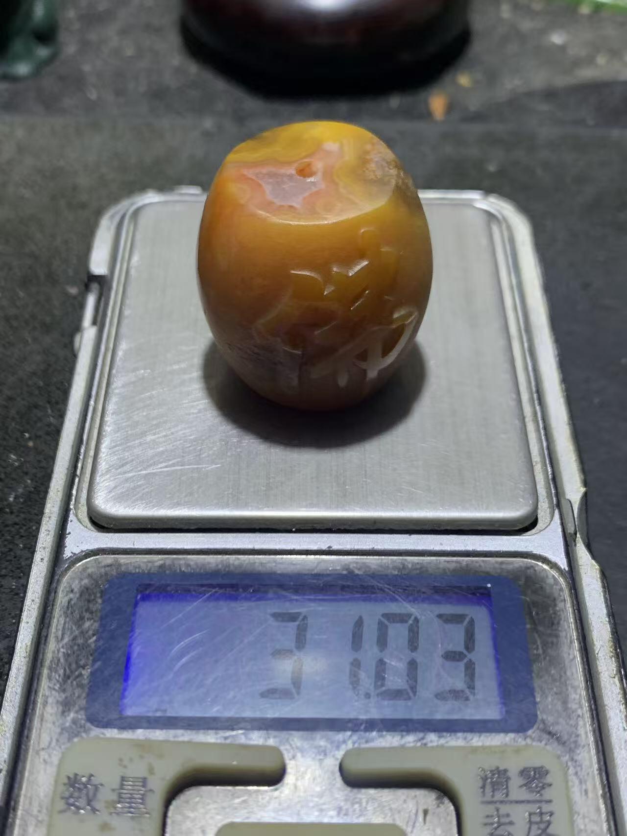 精美亚光风化纹冰飘黄冻料战国红玛瑙手工雕刻佛字大桶珠一颗！
