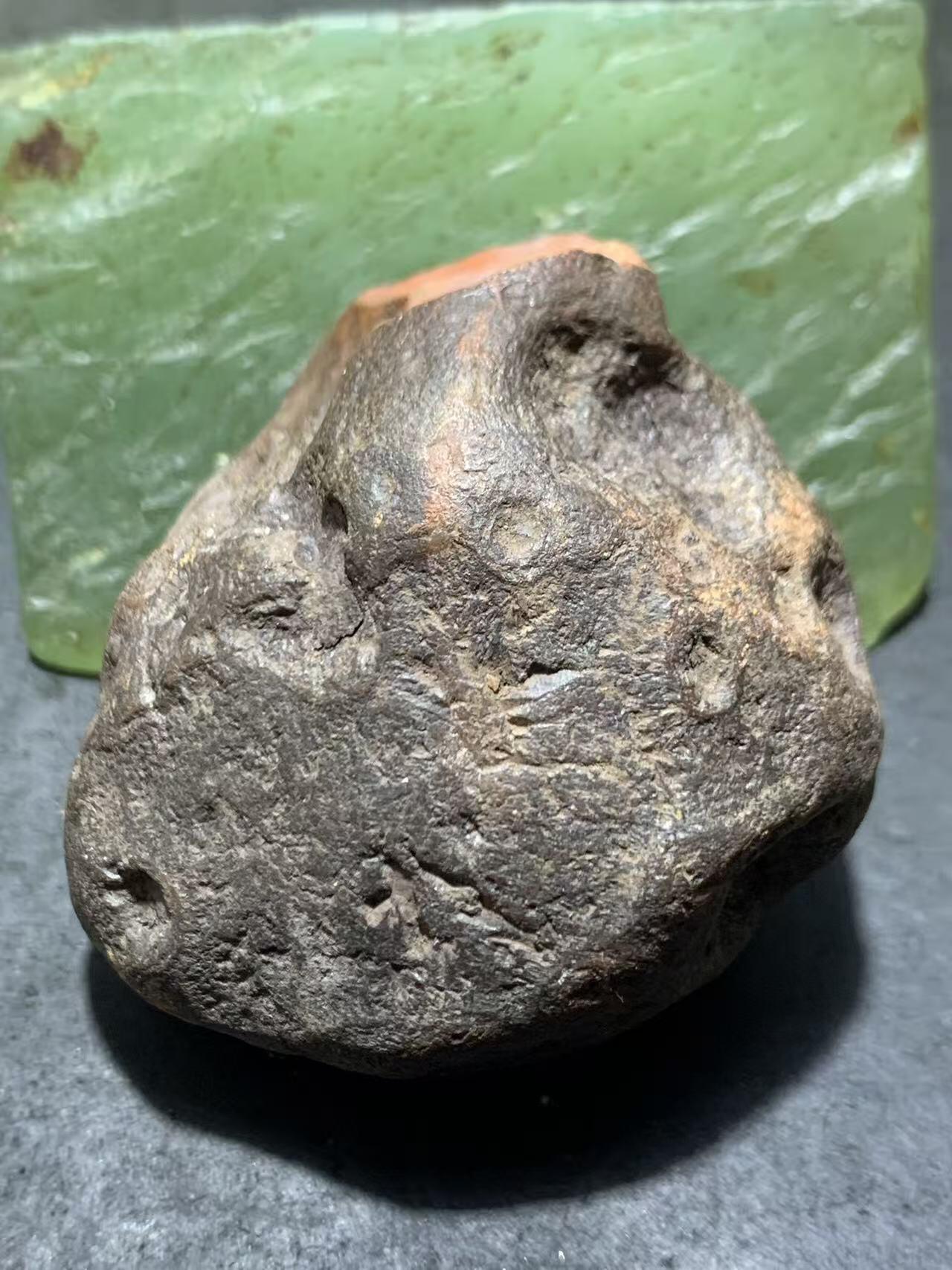精美铁皮开窗红白料南红玛瑙原石一颗，