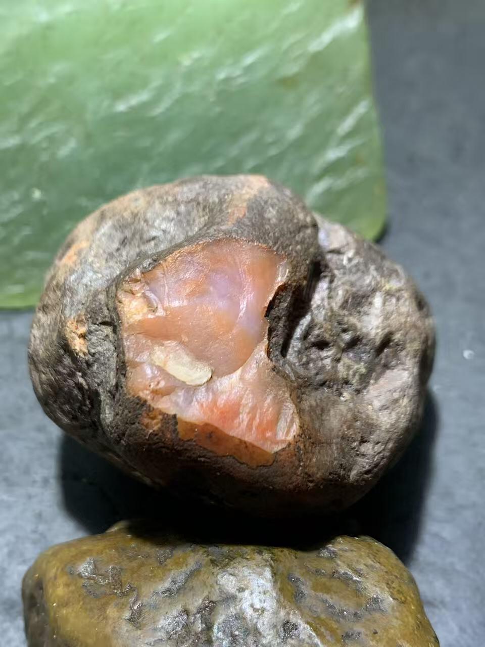 精美铁皮开窗红白料南红玛瑙原石一颗，