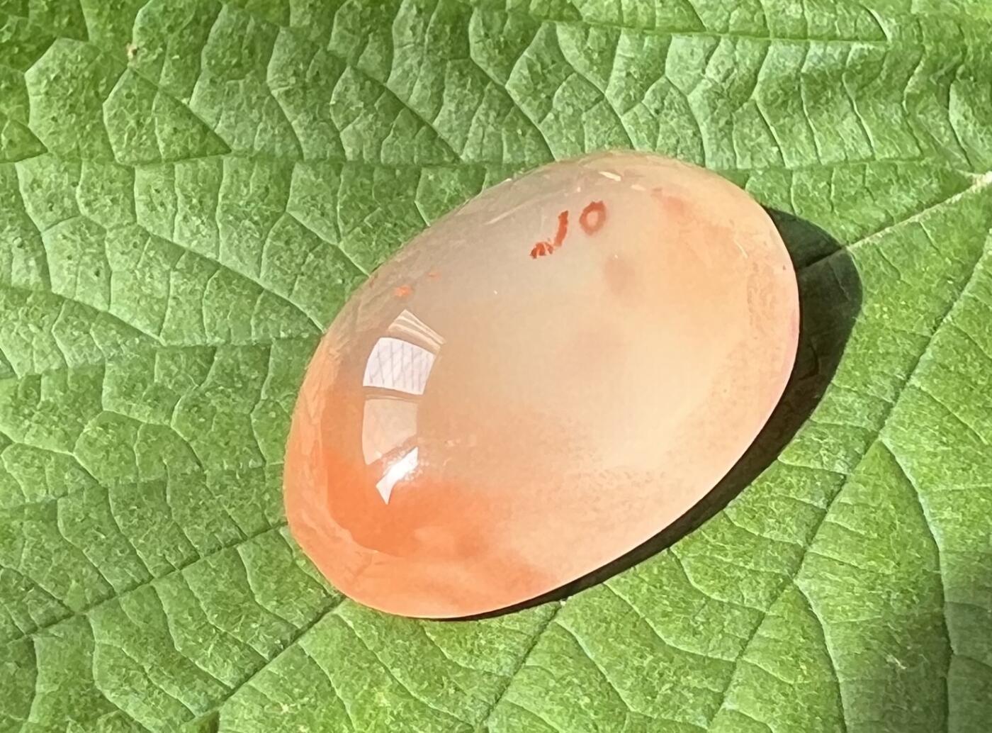 零元拍：超大一颗南红玛瑙冰飘戒面。尺寸：约7.2克，27/18/9.5MM，凉山联合冰飘料，满荧光，红色飘花非常漂亮颜色以实物为准。拍中即送一斤南红鱼缸料，只多不少。