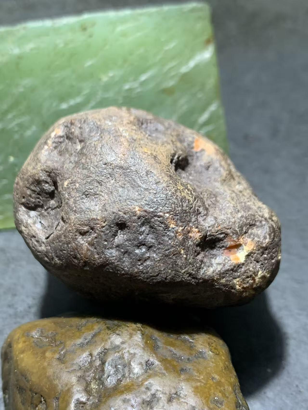 精美铁皮开窗红白料南红玛瑙原石一颗，