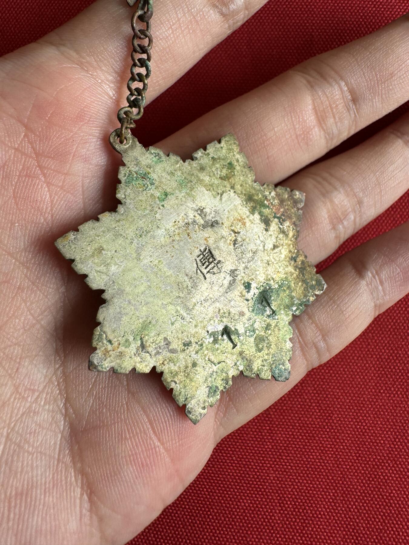 五哥徽章群   2号周二晚上八点4群联拍