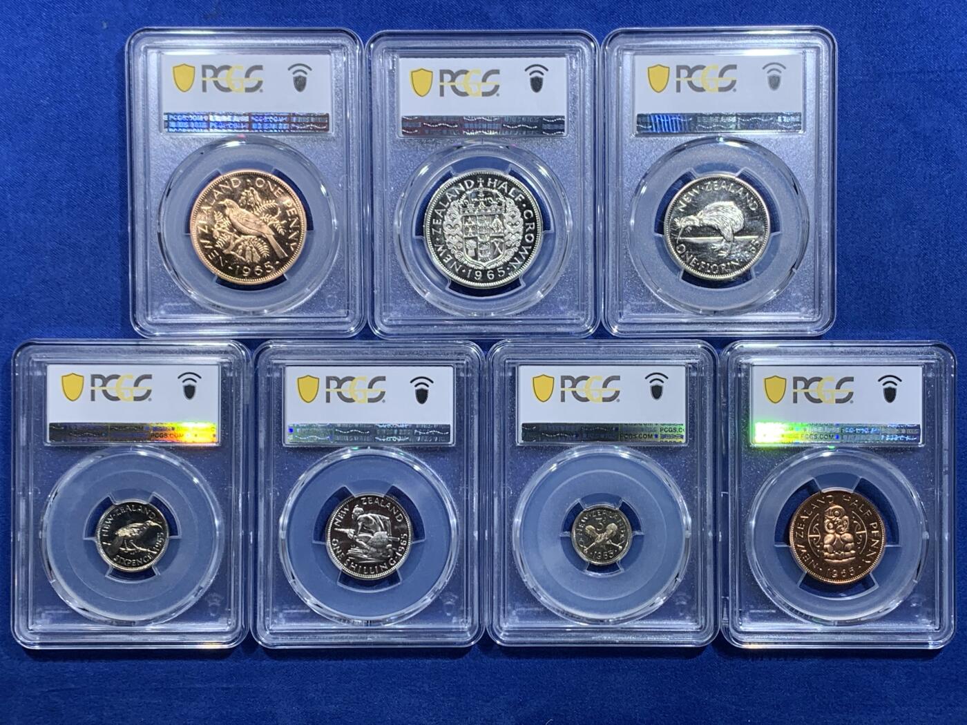 《竞宝斋》第414场 周日，周一，2场连拍 （全场包邮） 七枚一组 PCGS SP65-67 新西兰1965年伊丽莎白二世SP祥币1/2便士至1/2克朗，1965样币级七枚套相当罕见，Stering币制的关门年份。高分收藏级品相，从乔五开始的经典图案一直未变
