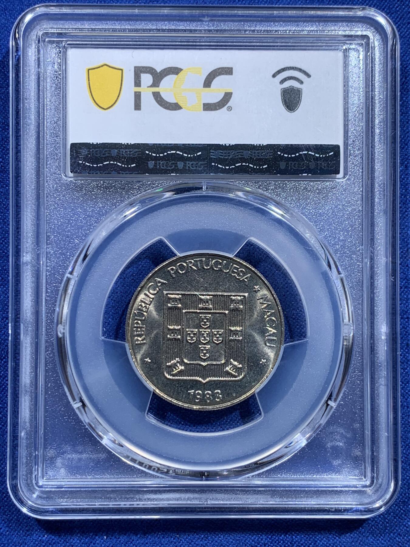 《竞宝斋》第415场 周日，周一，2场连拍 （全场包邮） PCGS MS66 澳门1983年1元双鱼，车轮光状态不错！亚军分！