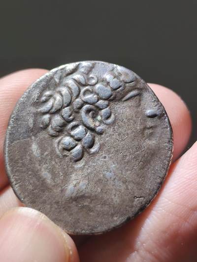 星盘世界钱币九月六日古典币专场 - 古希腊塞琉古王朝四德银币（公元前98年——公元前93年） 正面腓力一世头像 背宙斯托胜利女神 13.6g，黑色包浆十分熟美，铭文很清晰