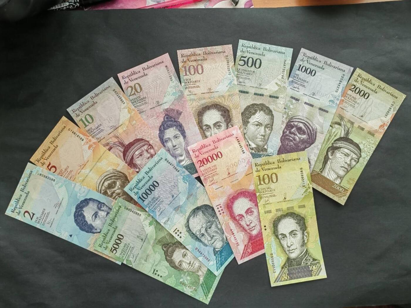 外国纸币专场250906第五十四场 委内瑞拉🇻🇪2007版12张中套。全新品相UNC。