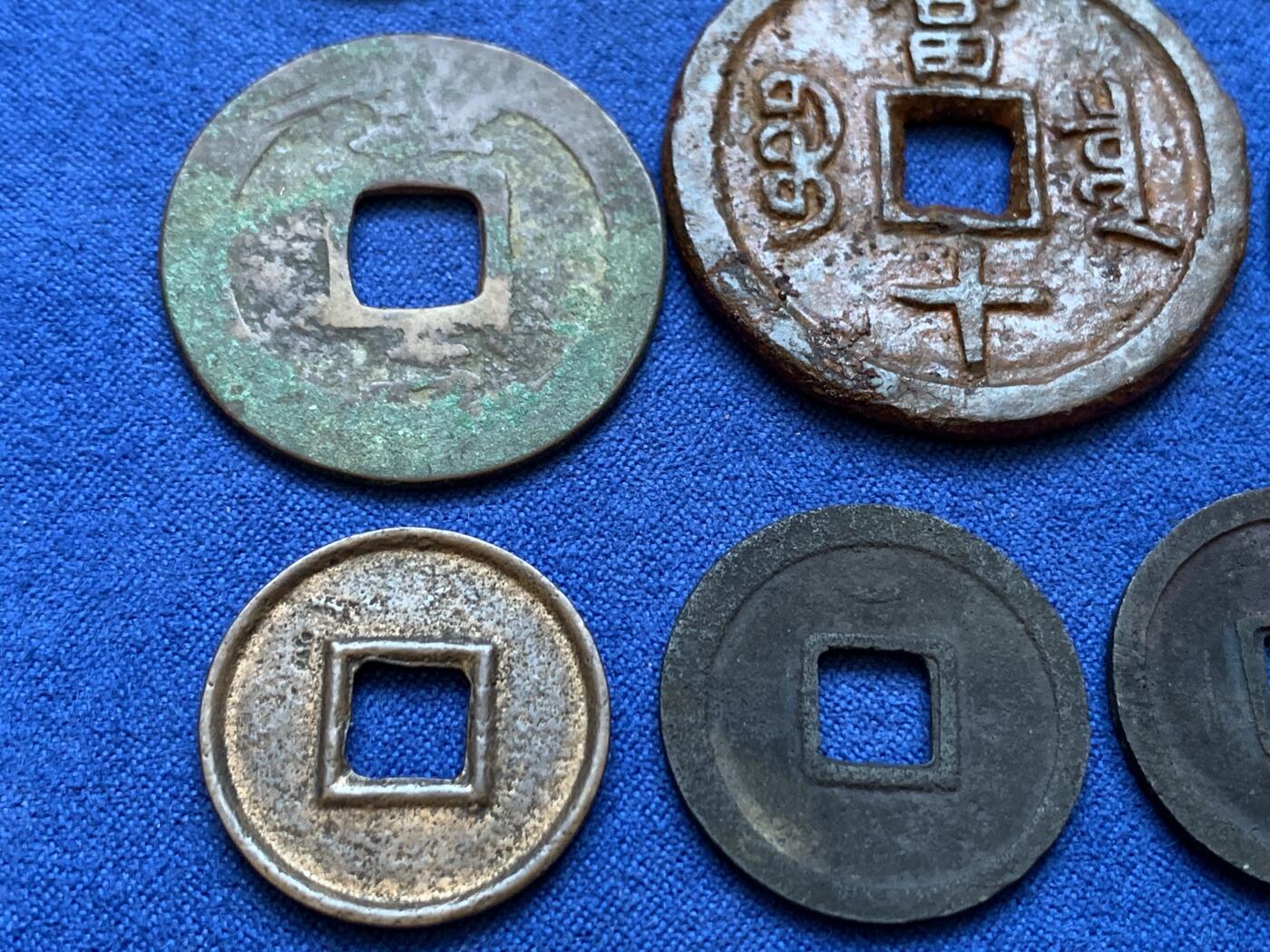 《竞宝斋》第415场 周日，周一，2场连拍 （全场包邮） 10枚一组 古币，咸丰重宝宝泉当十铁钱（有清理），崇宁重宝短宝阔缘七级币，两枚机油彩开元背上月容弱广穿左甲纹均直边极好；新莽货泉元丰一对哭蛋壶宝天喜朝鲜常平