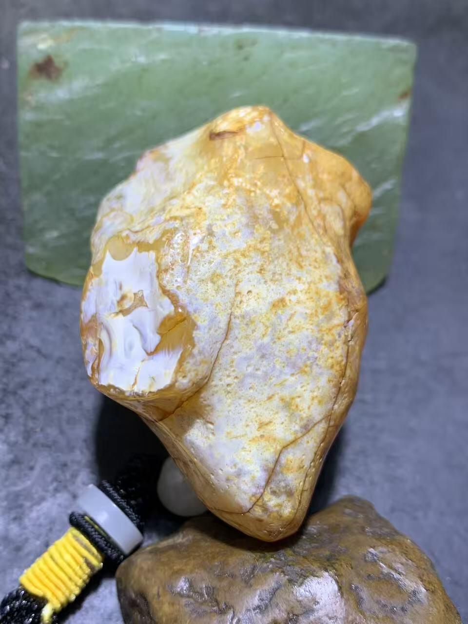 精美天然马达加斯加玛瑙雕刻小鸡出壳把件一个，