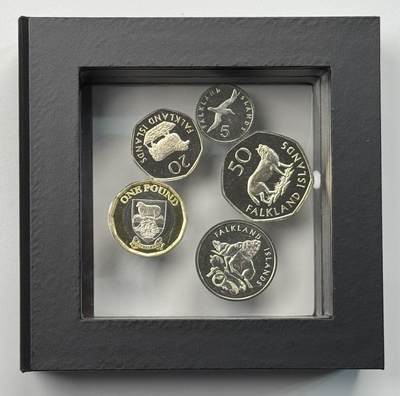 S&S Numismatic世界钱币-拍卖 第114期  - 福克兰群岛2023年 全新改版-查尔斯三世头像 5枚套币官方卡币，发行量595套，PobjoyMint关门之作，包装纸盒如果运输过程中有开裂