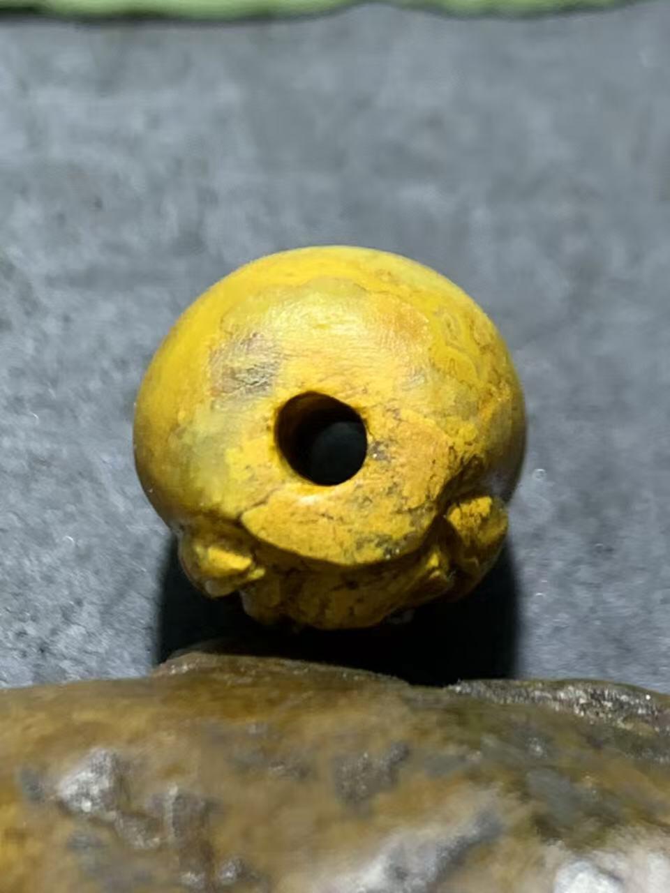 精美亚光高玉化黄金草花纹战国红玛瑙手工雕刻金莲花桶珠一颗！