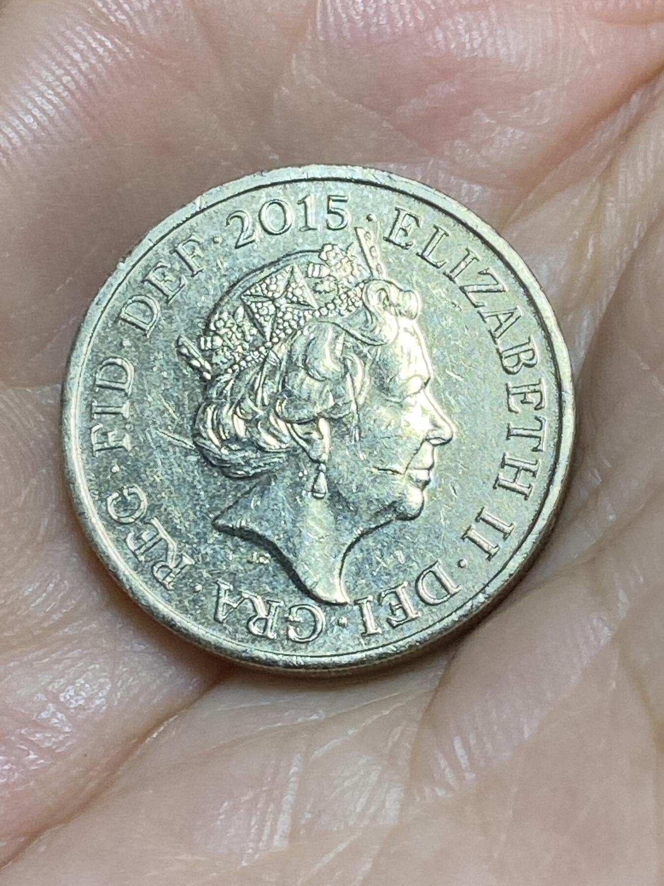 2025年第八十四场(总第一百一十场）外国好品散币(免佣金) 英国🇬🇧2015年1英镑(伊丽莎白二世第五版肖像)