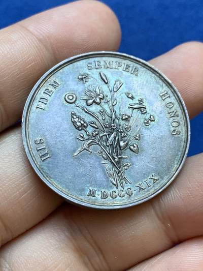 《竞宝斋》第415场 周日，周一，2场连拍 （全场包邮） - 法国1819图卢兹花卉运动会银章，正面为女诗人克莱蒙伊索，35.5MM，18克，蜜蜂边铭。
