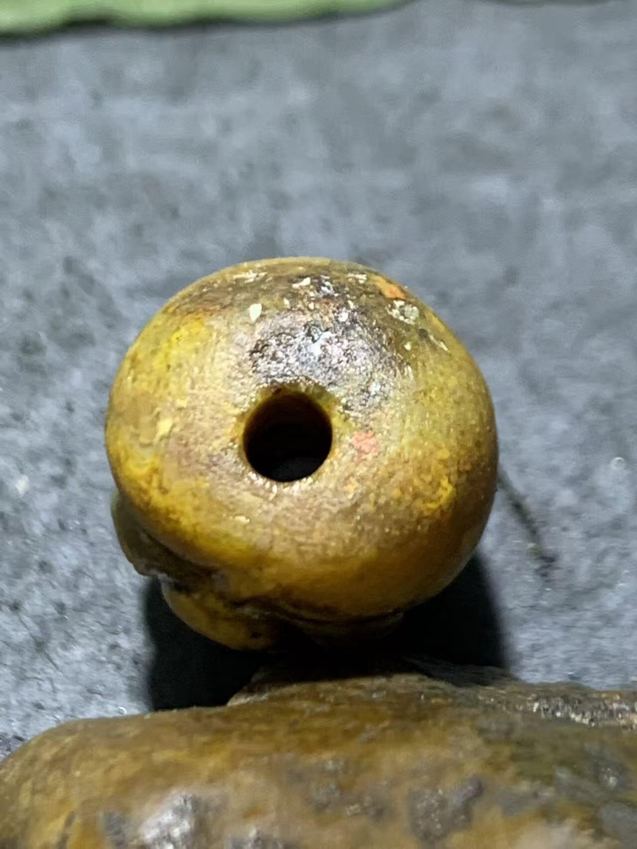 精美亚光高玉化黄金草花纹战国红玛瑙手工雕刻金莲花桶珠一颗！