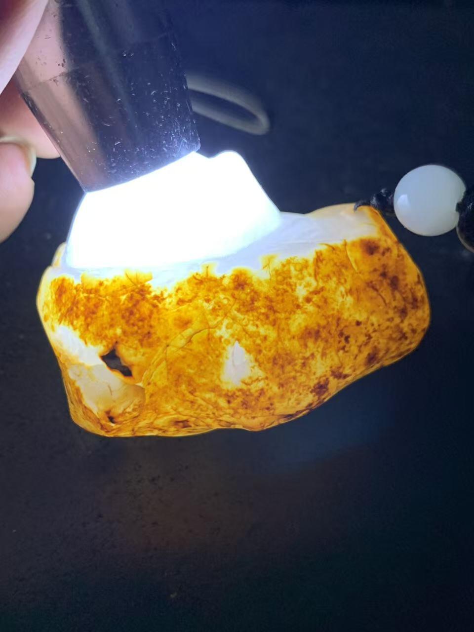 精美天然马达加斯加玛瑙雕刻小鸡出壳把件一个，