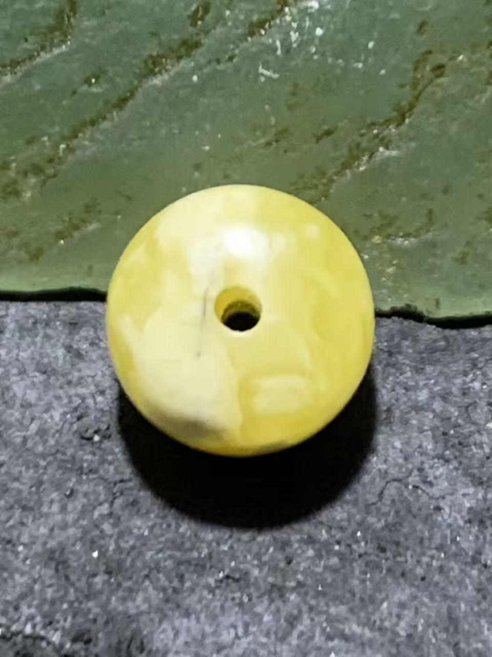 天然俄料原矿蜜蜡老形桶珠一颗！