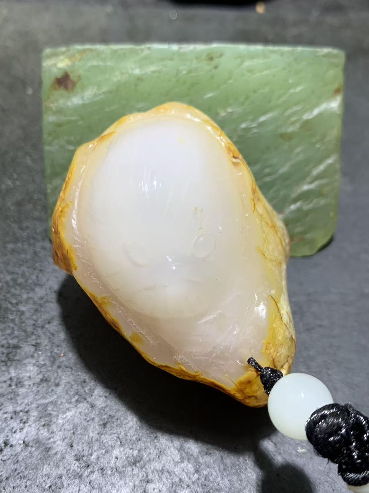 精美天然马达加斯加玛瑙雕刻小鸡出壳把件一个，
