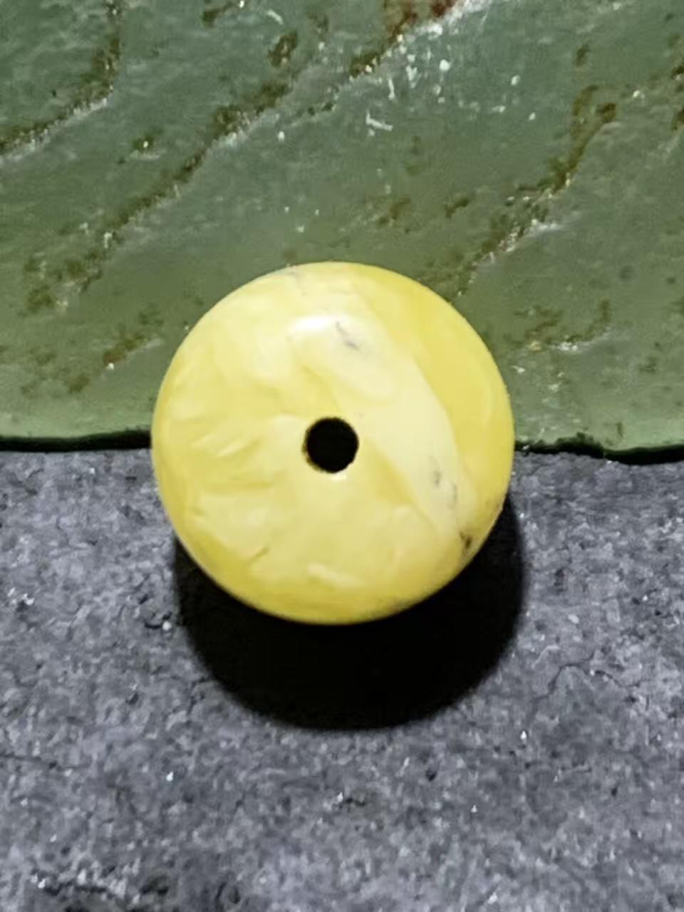 天然俄料原矿蜜蜡老形桶珠一颗！