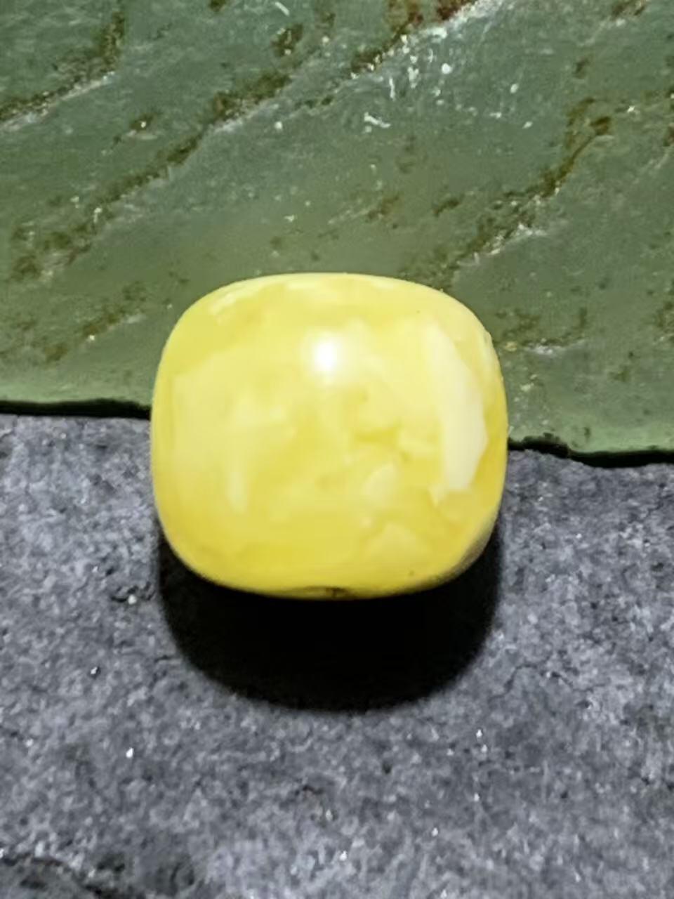 天然俄料原矿蜜蜡老形桶珠一颗！