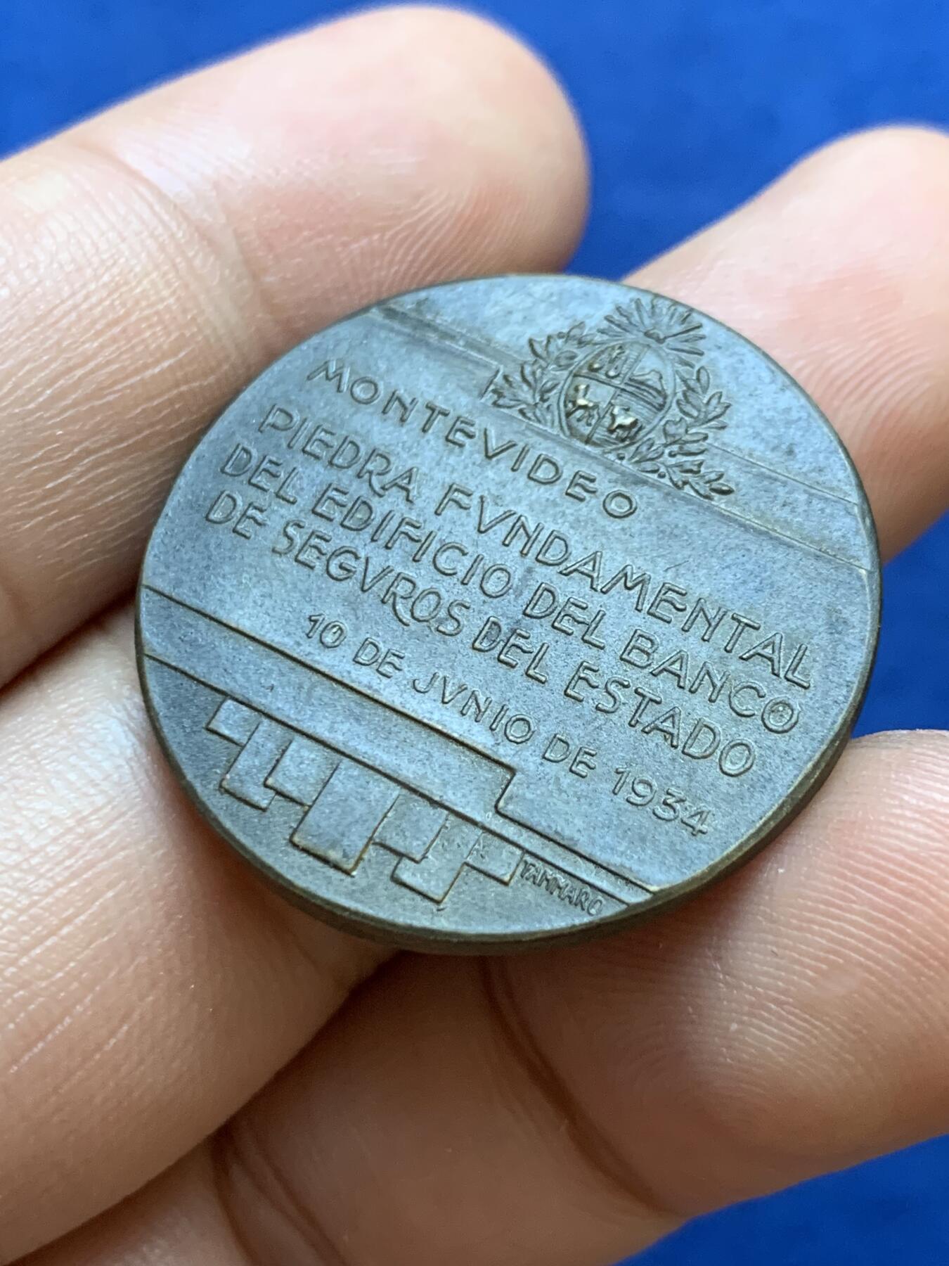 《竞宝斋》第415场 周日，周一，2场连拍 （全场包邮） 1934年乌拉圭蒙得维的亚国家保险银行大楼奠基纪念铜章 11.6克 29.8mm