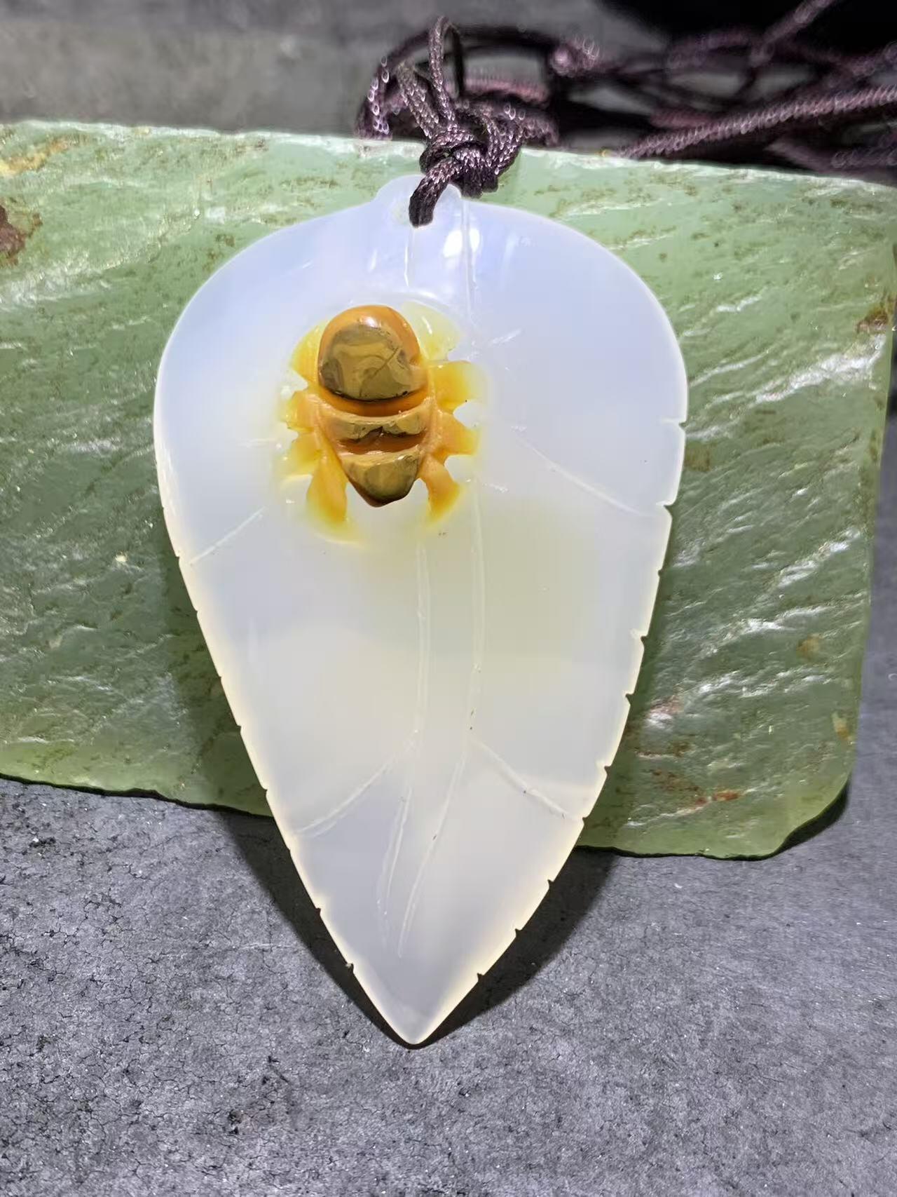 精美手工雕刻天然原皮马达加斯加玛瑙俏色巧雕树叶蜘蛛吊坠(把件)一个，