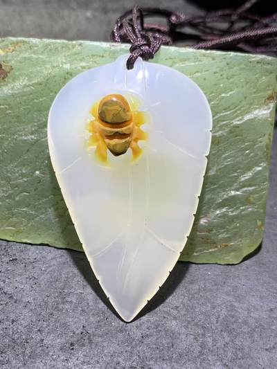 精美手工雕刻天然原皮马达加斯加玛瑙俏色巧雕树叶蜘蛛吊坠(把件)一个， - 精美手工雕刻天然原皮马达加斯加玛瑙俏色巧雕树叶蜘蛛吊坠(把件)一个，