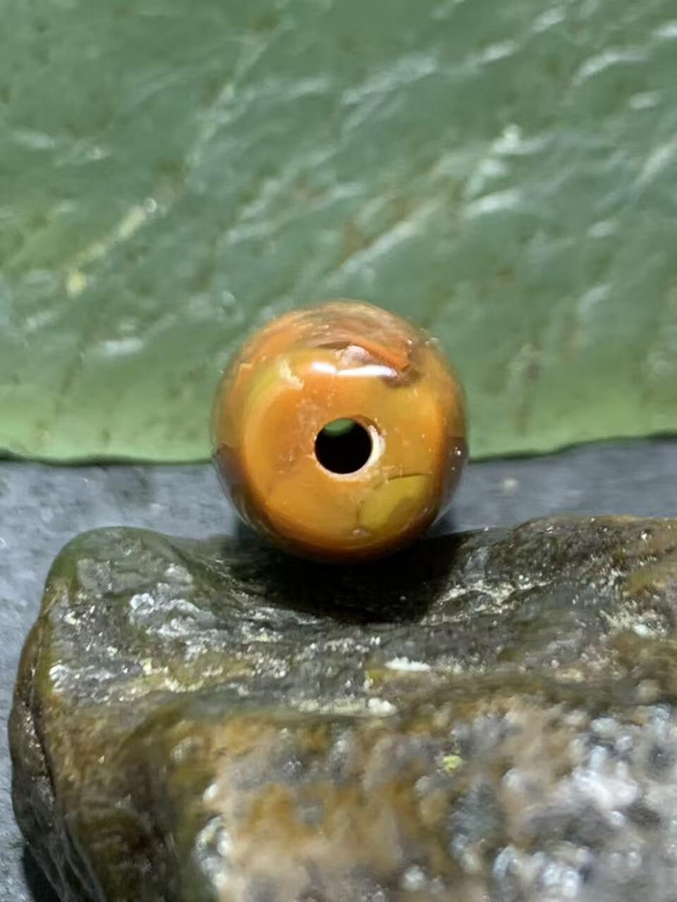 草花纹战国红玛瑙通货桶珠一颗。