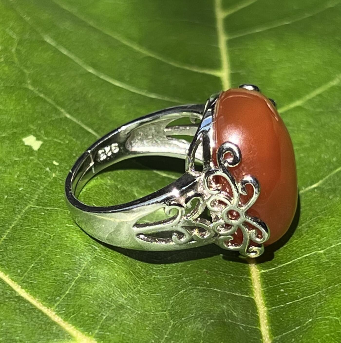 零元拍：南红玛瑙蛋面，都是十多年前的存货了，戒托可以忽略，就是普通合金，尺寸：戒面约20/17mm ，因为拍照环境以及光线的变化，颜色以实物为准。