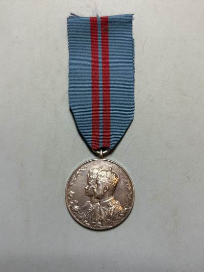 盛世勋华——号角文化勋章邮票专场拍卖第277期 - 英国1911年乔治五世国王加冕纪念章，银制 英国官方设立，仅授予15901枚，极少见带刻名，授予参与乔治五世加冕仪式的英国海军装甲巡洋舰"汉普郡号"水兵米德，值得注意的是，乔治五世加冕仪式后举行的海上阅舰式，包括中国海圻号巡洋舰、德国冯·德·坦恩号战列巡洋舰、日本鞍马号装甲巡洋舰、俄罗斯罗斯亚号装甲巡洋舰在内的18国183艘舰艇参与检阅，参与加冕庆典的清朝贝子载振和统领程璧光也获得国王加冕奖章