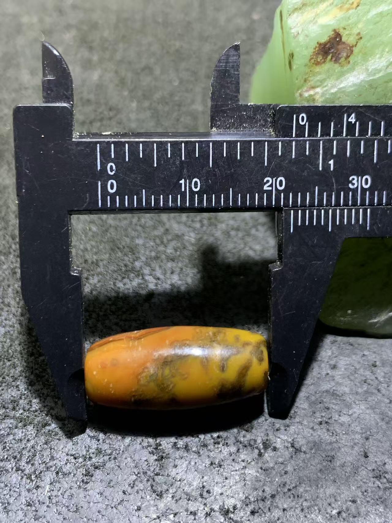 草花纹战国红玛瑙通货桶珠一颗。