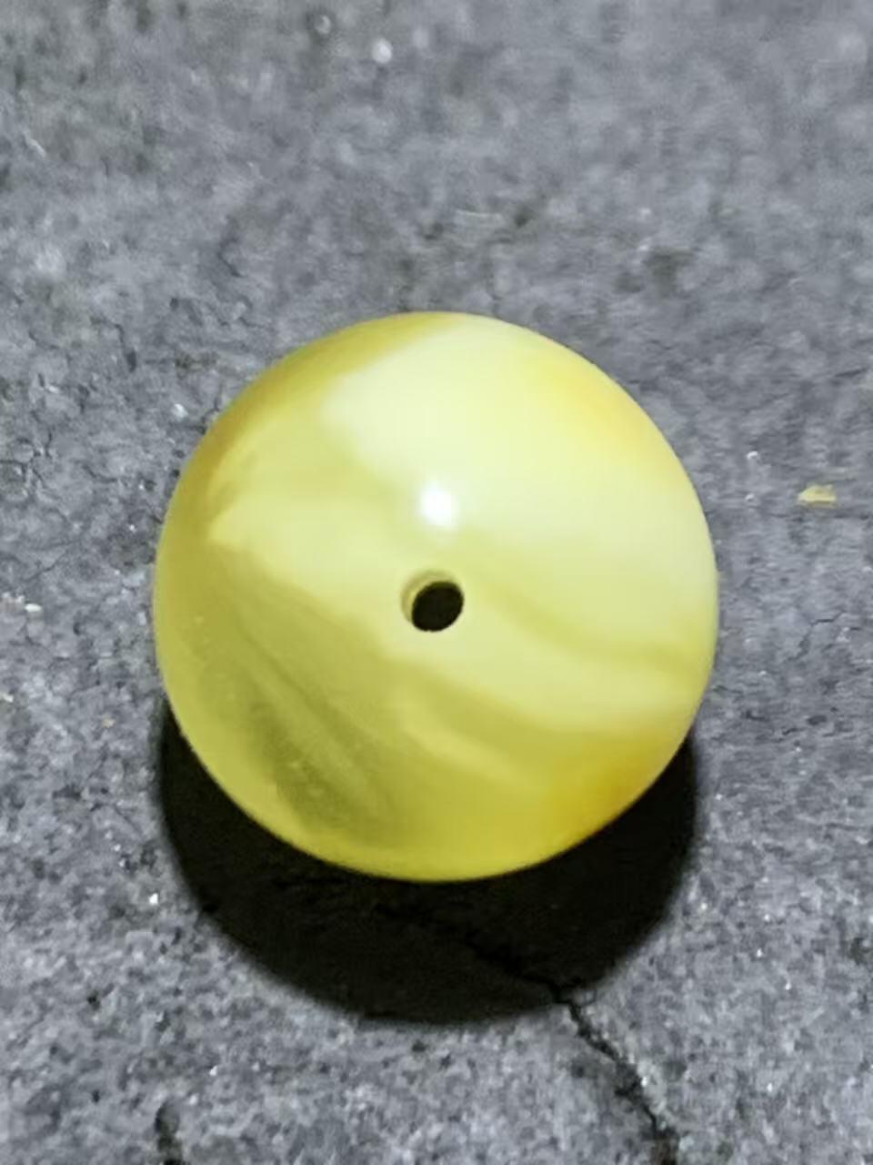 天然俄料原矿蜜蜡圆珠一颗