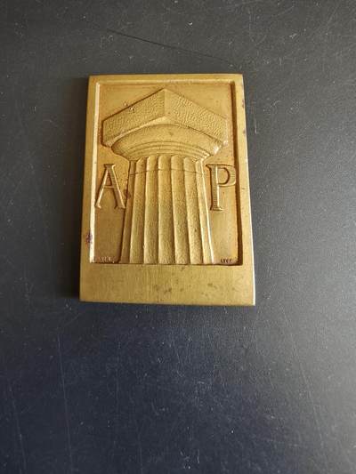 老王徽章第146期 -  法国方形镀金大铜章   尺寸48×35mm   重量40.2g