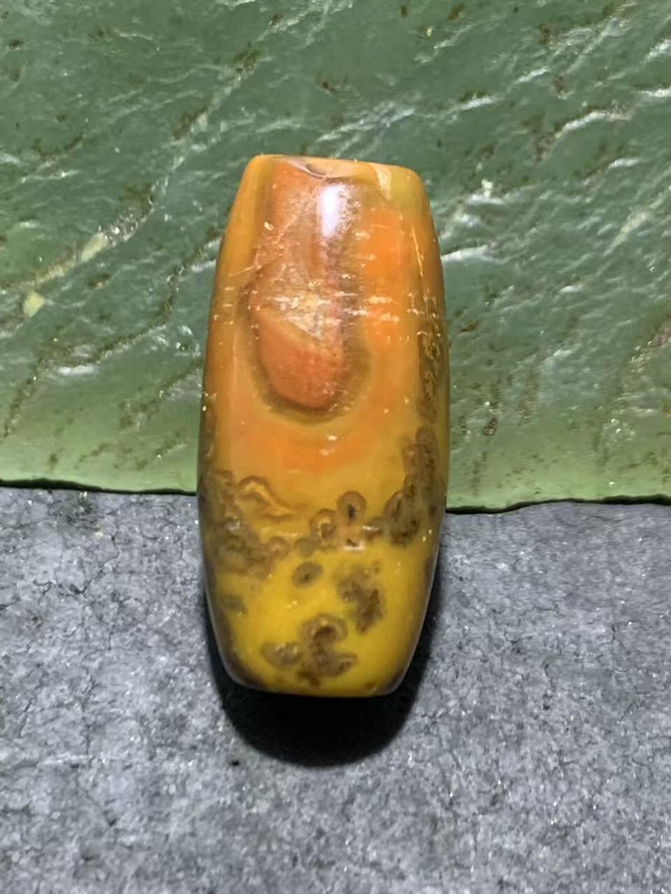 草花纹战国红玛瑙通货桶珠一颗。