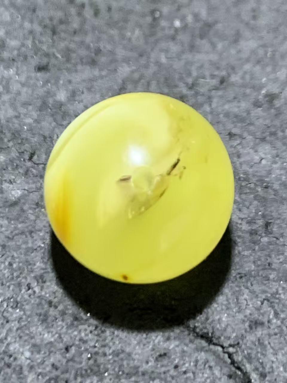 天然俄料原矿蜜蜡圆珠一颗