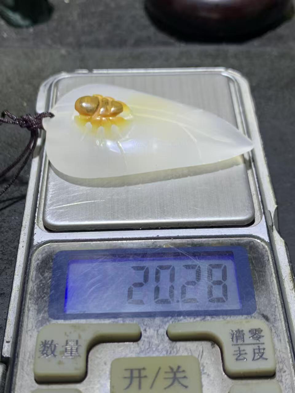 精美手工雕刻天然原皮马达加斯加玛瑙俏色巧雕树叶蜘蛛吊坠(把件)一个，