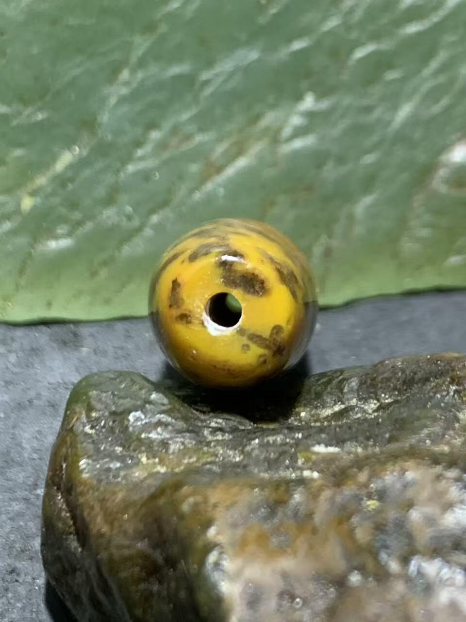 草花纹战国红玛瑙通货桶珠一颗。