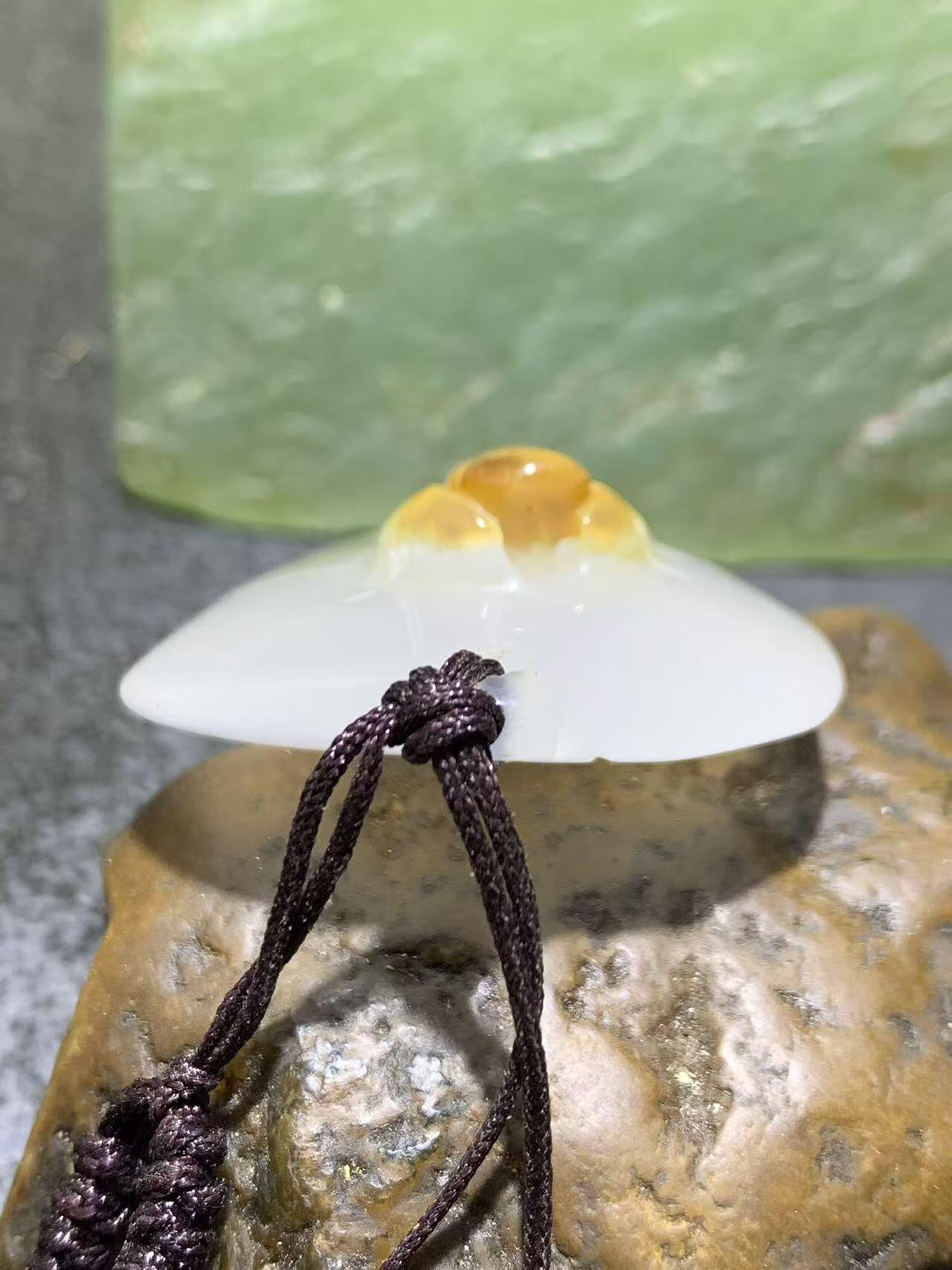 精美手工雕刻天然原皮马达加斯加玛瑙俏色巧雕树叶蜘蛛吊坠(把件)一个，