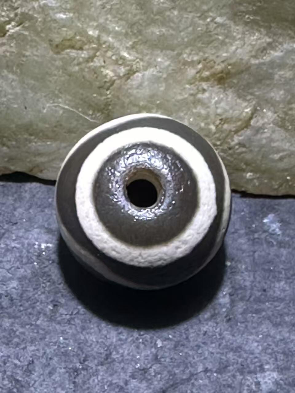 仅此一颗，精品藏传灰色水波纹天珠一颗，