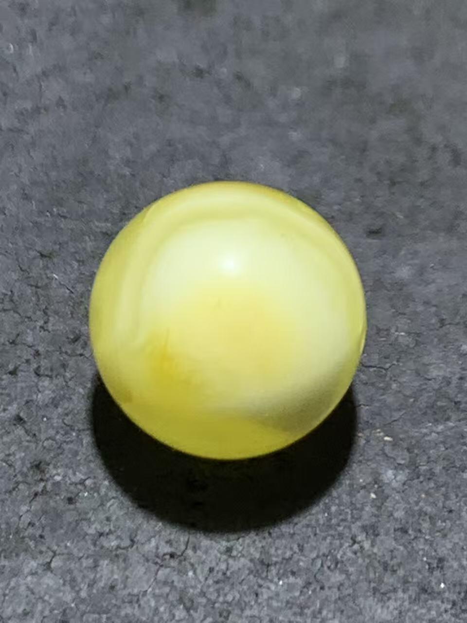 天然俄料原矿蜜蜡圆珠一颗