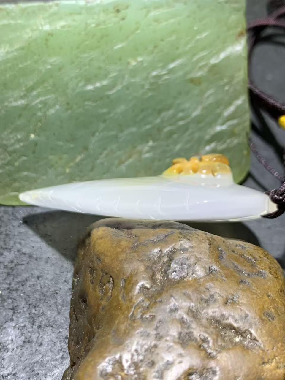精美手工雕刻天然原皮马达加斯加玛瑙俏色巧雕树叶蜘蛛吊坠(把件)一个，