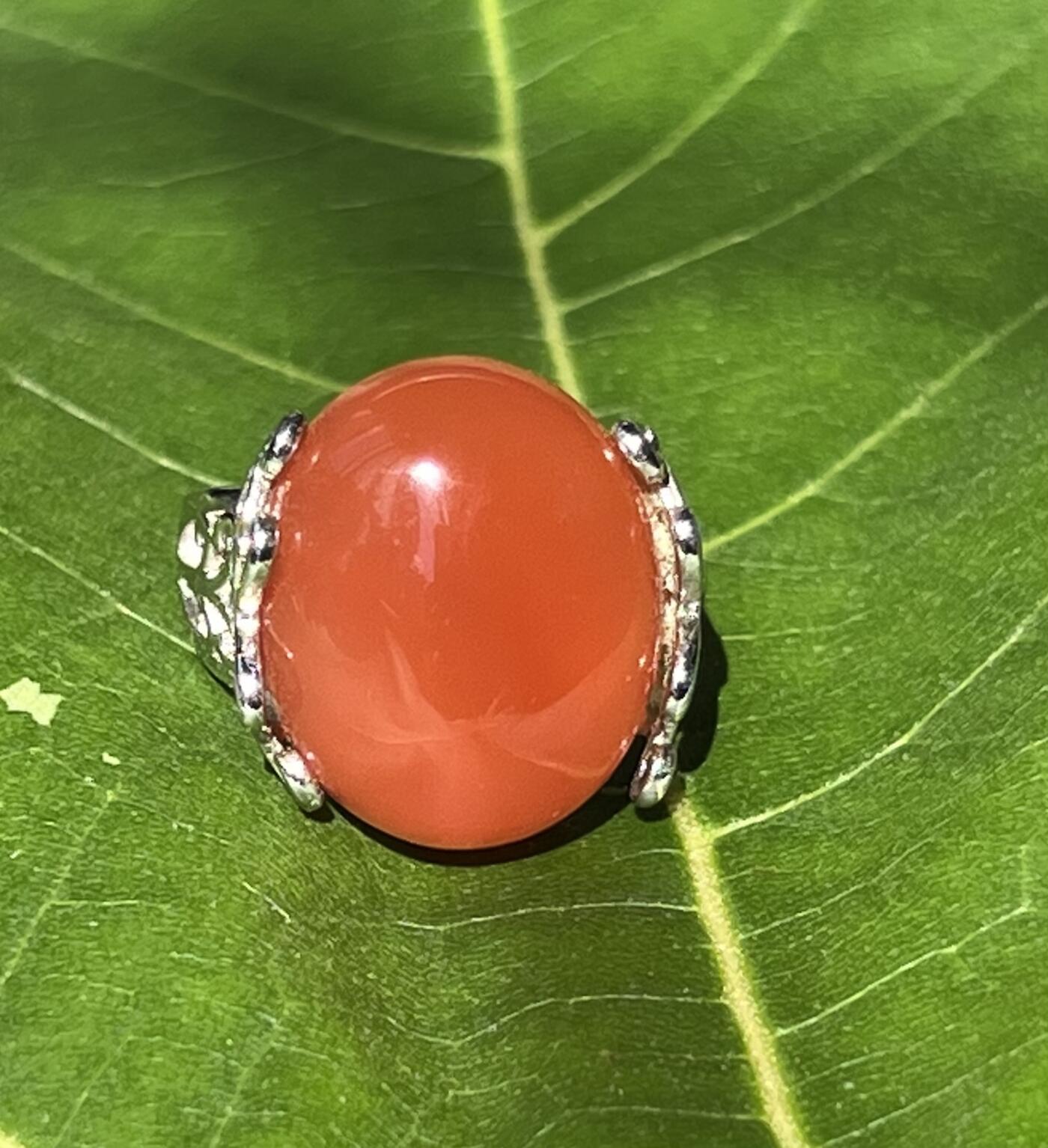 零元拍：南红玛瑙蛋面，都是十多年前的存货了，戒托可以忽略，就是普通合金，尺寸：戒面约20/17mm ，因为拍照环境以及光线的变化，颜色以实物为准。