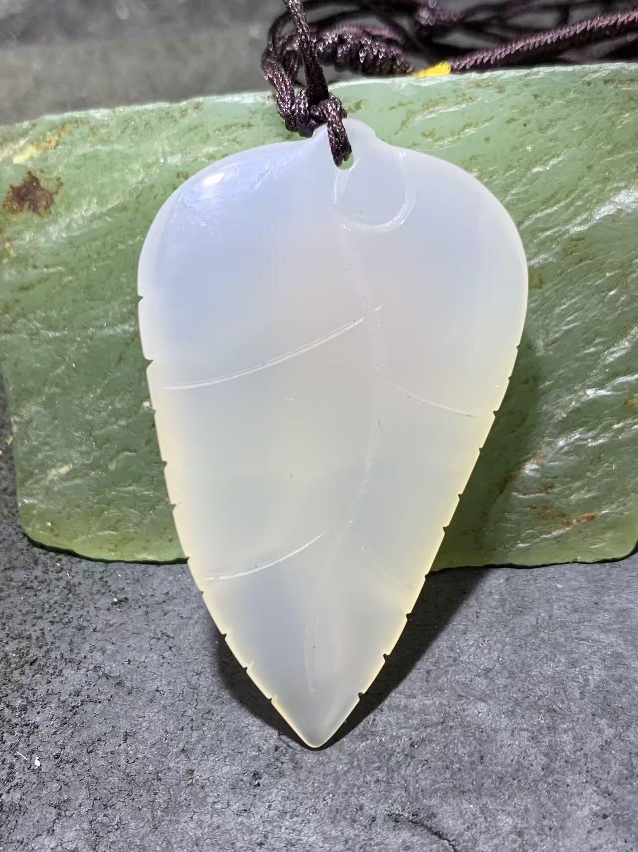 精美手工雕刻天然原皮马达加斯加玛瑙俏色巧雕树叶蜘蛛吊坠(把件)一个，