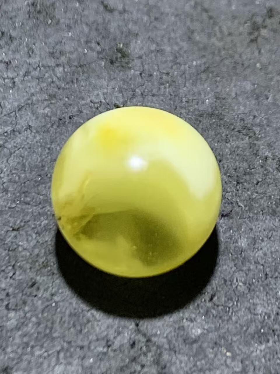 天然俄料原矿蜜蜡圆珠一颗