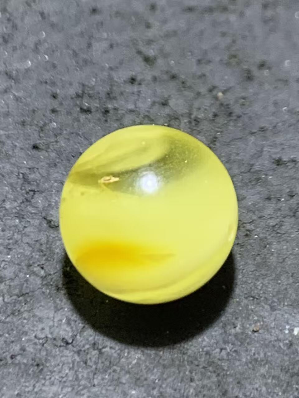 天然俄料原矿蜜蜡圆珠一颗