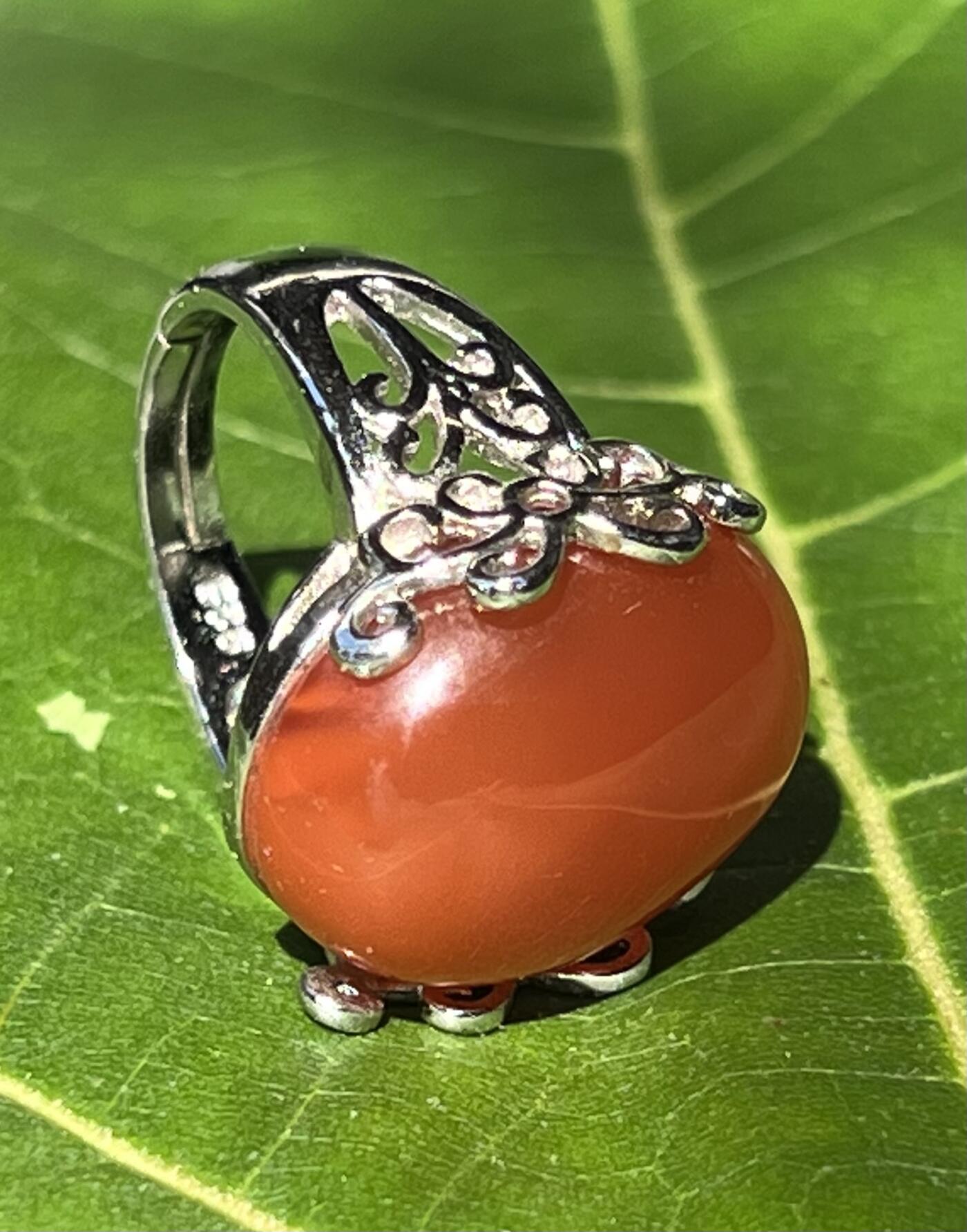 零元拍：南红玛瑙蛋面，都是十多年前的存货了，戒托可以忽略，就是普通合金，尺寸：戒面约20/17mm ，因为拍照环境以及光线的变化，颜色以实物为准。