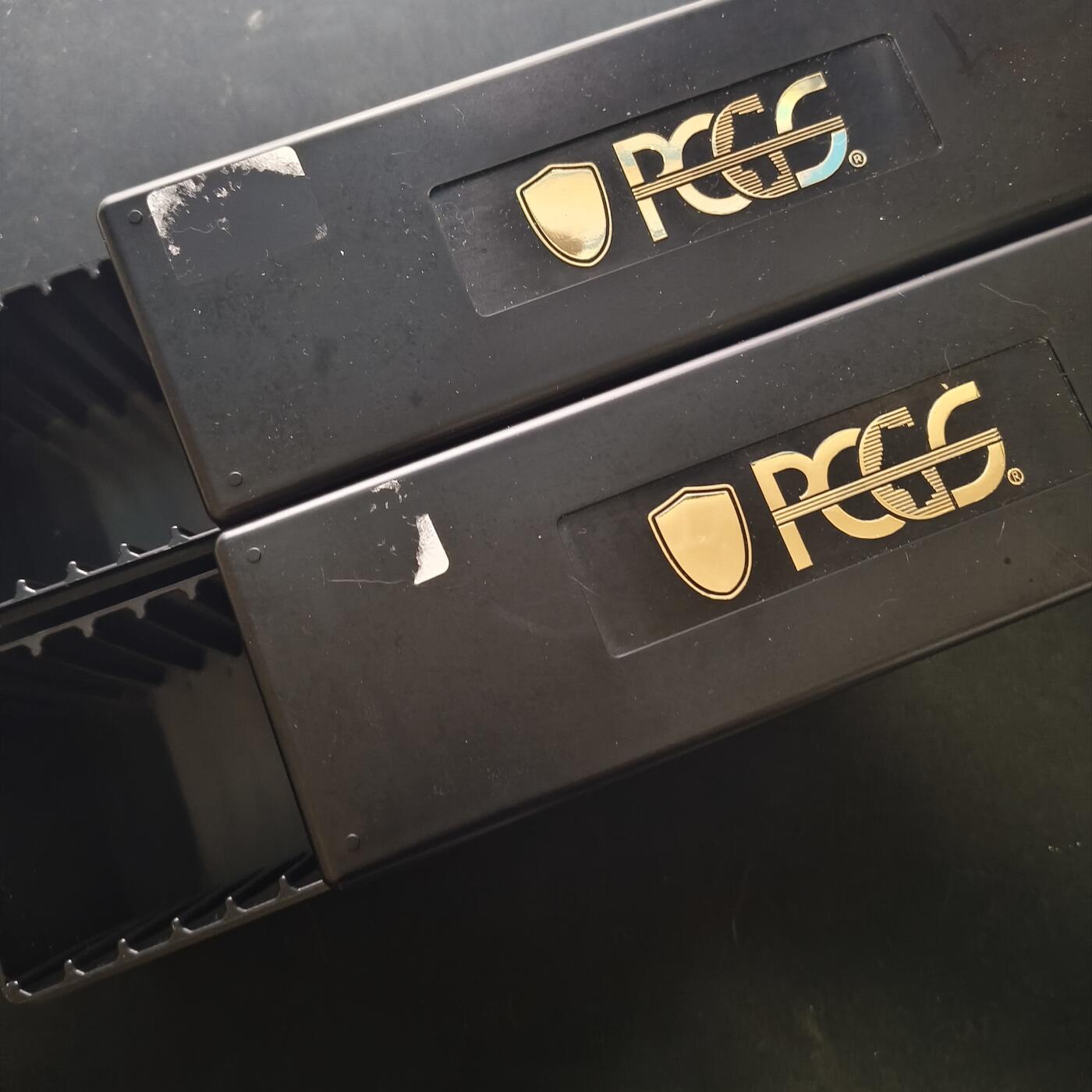【全场包邮】纯粹捡漏拍458场 【收藏工具】PCGS评级币收纳盒20枚装黑盒2个