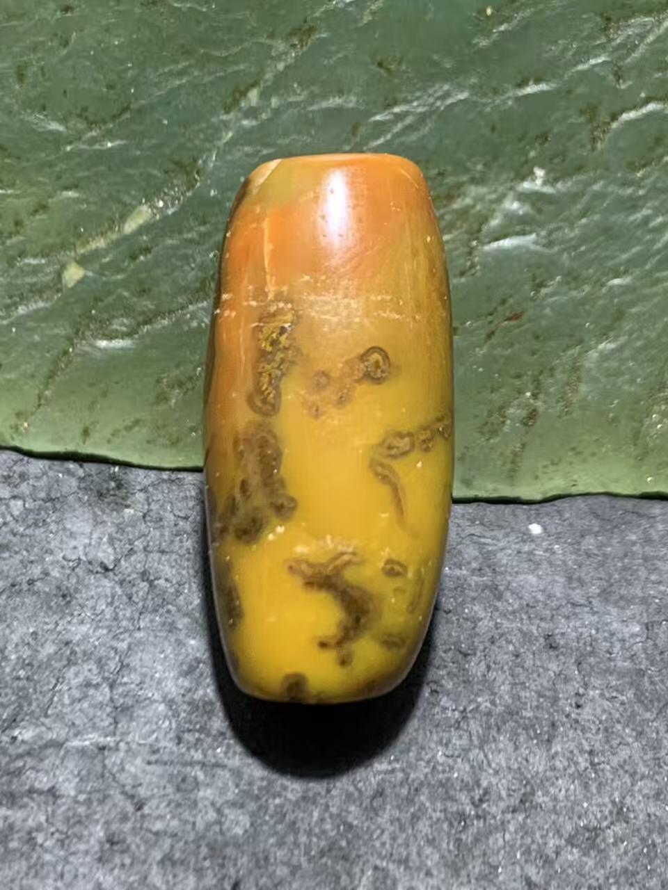 草花纹战国红玛瑙通货桶珠一颗。