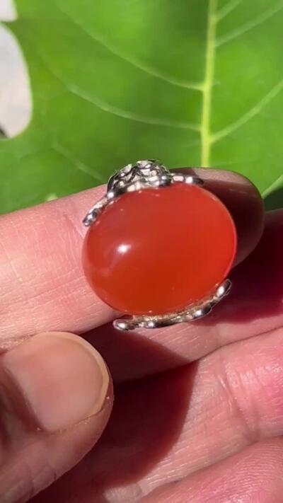 零元拍：南红玛瑙蛋面，都是十多年前的存货了，戒托可以忽略，就是普通合金，尺寸：戒面约20/17mm ，因为拍照环境以及光线的变化，颜色以实物为准。