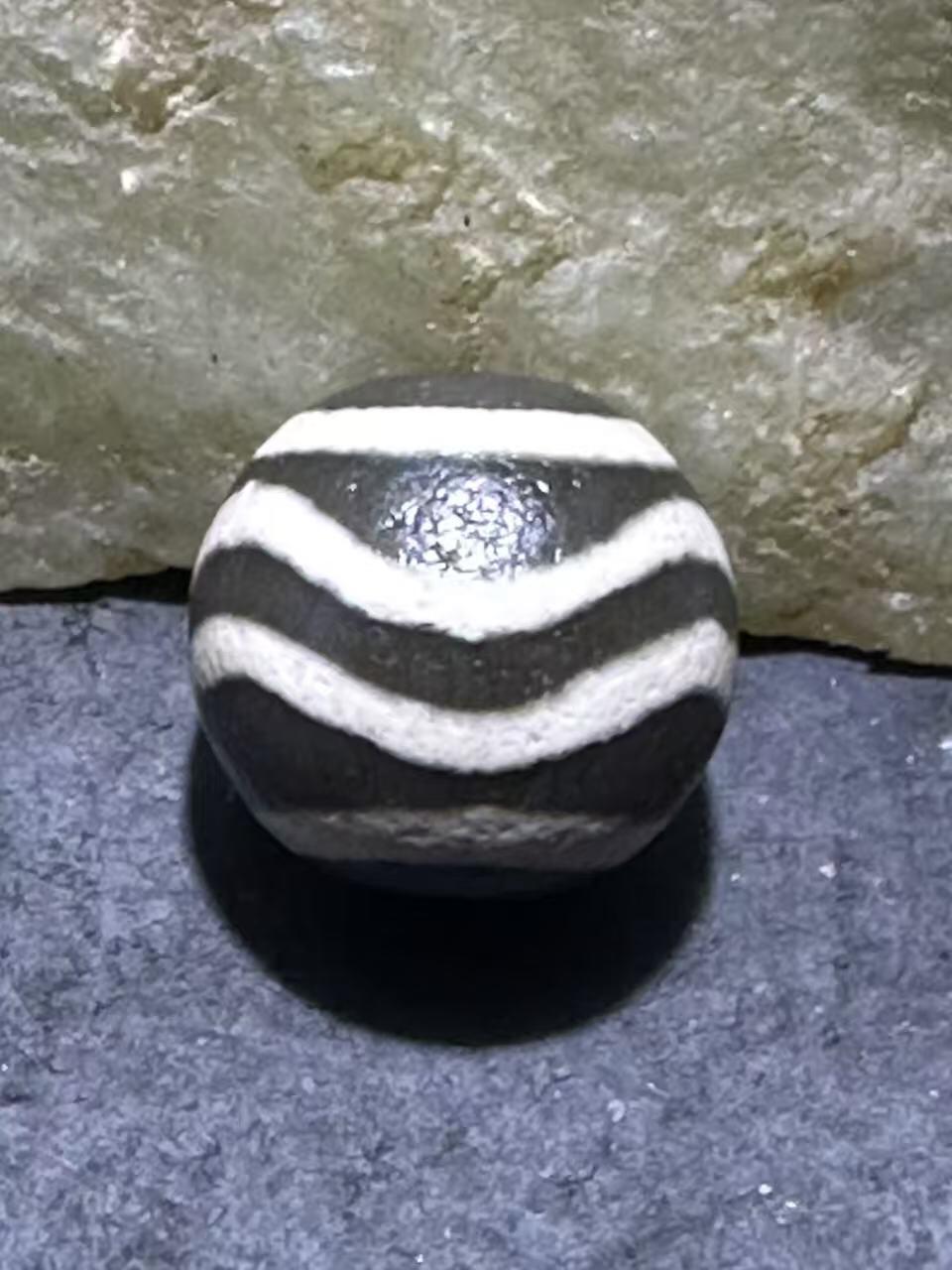 仅此一颗，精品藏传灰色水波纹天珠一颗，