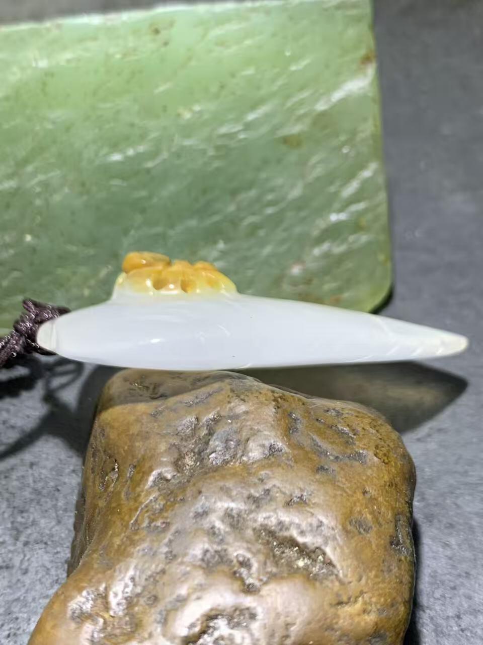 精美手工雕刻天然原皮马达加斯加玛瑙俏色巧雕树叶蜘蛛吊坠(把件)一个，